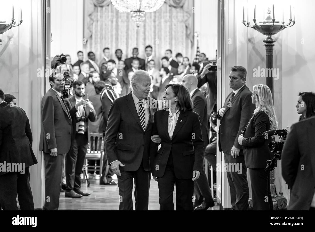 Präsident Joe Biden und Vizepräsident Kamala Harris verlassen den East Room nach einer Veranstaltung mit den Golden State Warriors, um die NBA-Meisterschaft des Teams 2022 am Dienstag, den 17. Januar 2023, im Weißen Haus zu feiern. (Offizielles Foto des Weißen Hauses von Adam Schultz) Stockfoto