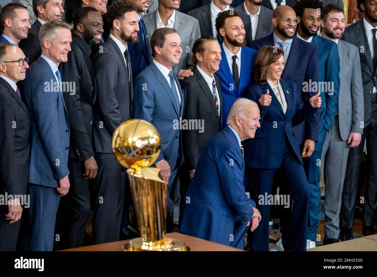 President Joe Biden und Vice President Kamala Harris posieren für ein Gruppenfoto mit dem 2022 NBA Champion Golden State Warriors am Dienstag, den 17. Januar 2023, im East Room des Weißen Hauses. (Offizielles Foto des Weißen Hauses von Hannah Foslien) Stockfoto