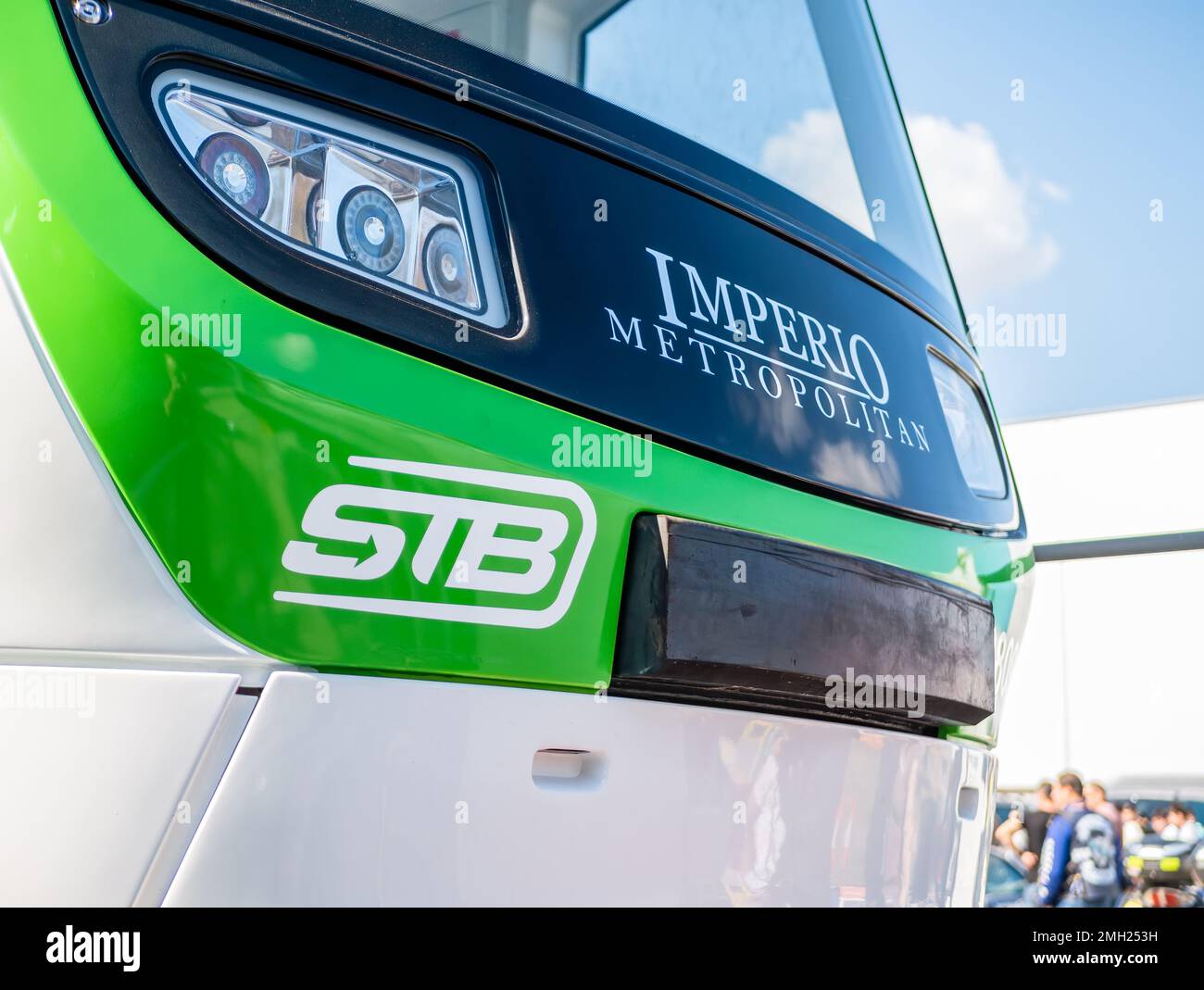 Bukarest, Rumänien - 10.07.2022: Die neue Straßenbahn Imperio mit dem Logo von STB ( Rumänische Verkehrsgesellschaft ). Stockfoto