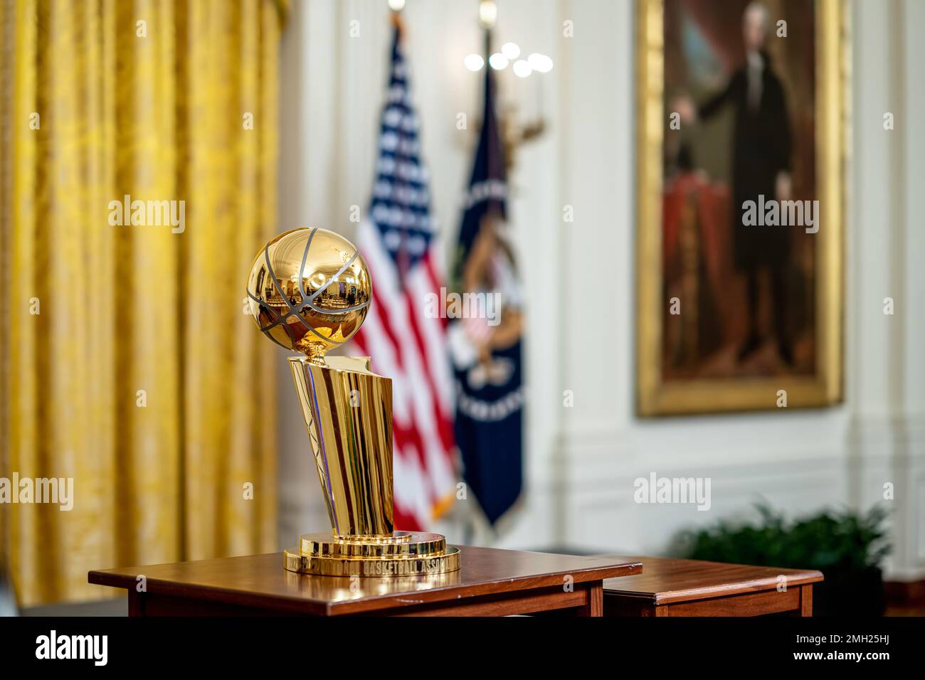 Die NBA-Championship-Trophäe wird vor einer Veranstaltung gesehen, bei der die Golden State Warriors im Weißen Haus zur Feier ihrer NBA-Meisterschaft 2022 am Dienstag, den 17. Januar 2023, im East Room empfangen werden. (Offizielles Foto des Weißen Hauses von Hannah Foslien) Stockfoto