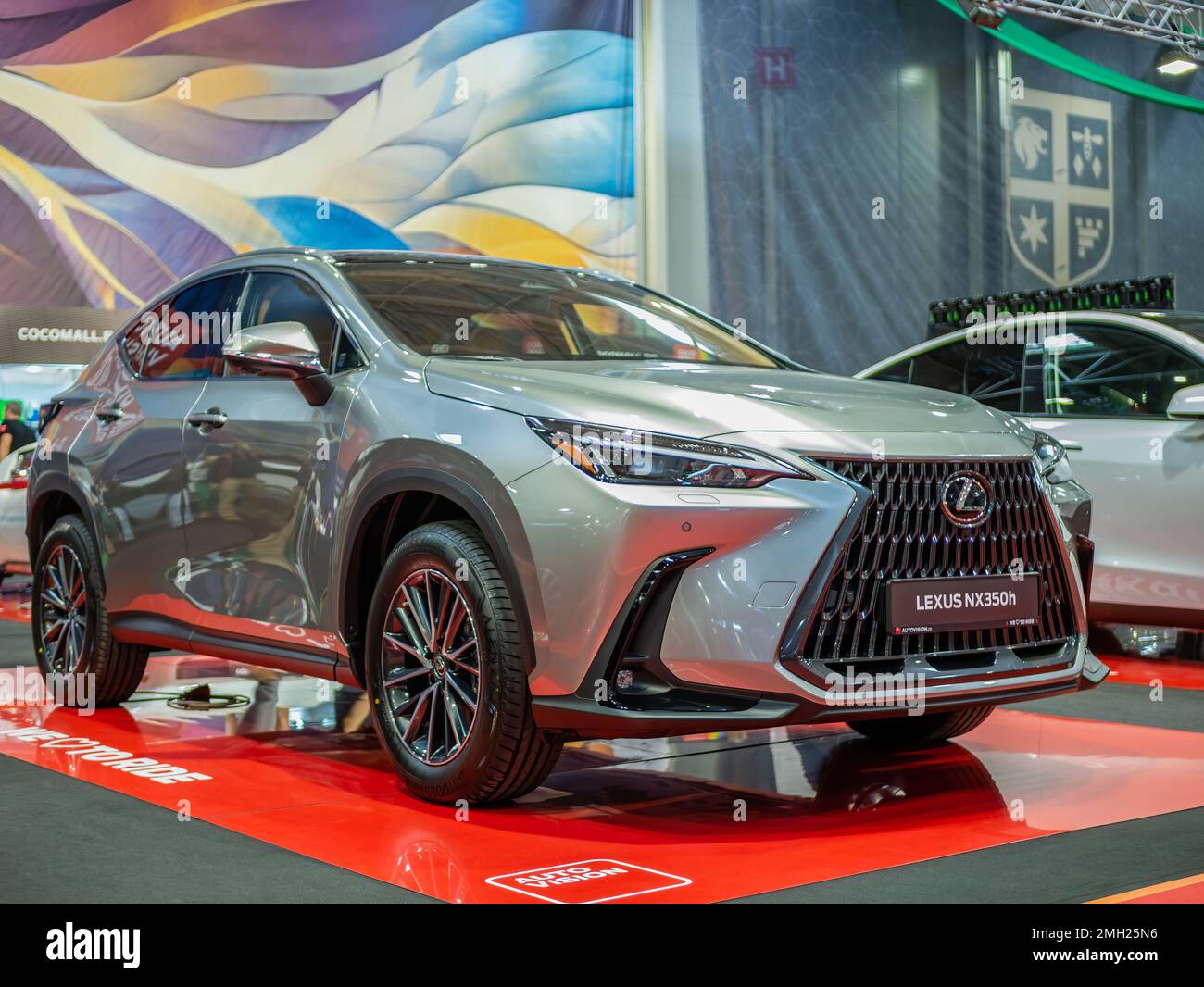 Bukarest, Rumänien - 10.07.2022: Vorderansicht mit dem neuen Lexus NX 350h Luxus-Hybridfahrzeug Stockfoto