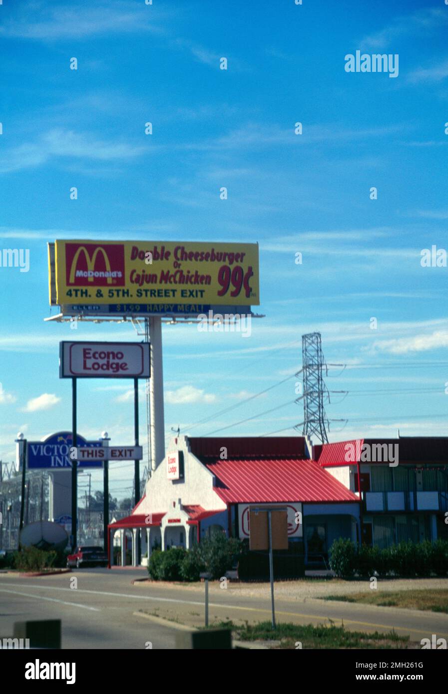Texas USA Econo Lodge Motel und McDonald's Billboard by the Road Stockfoto