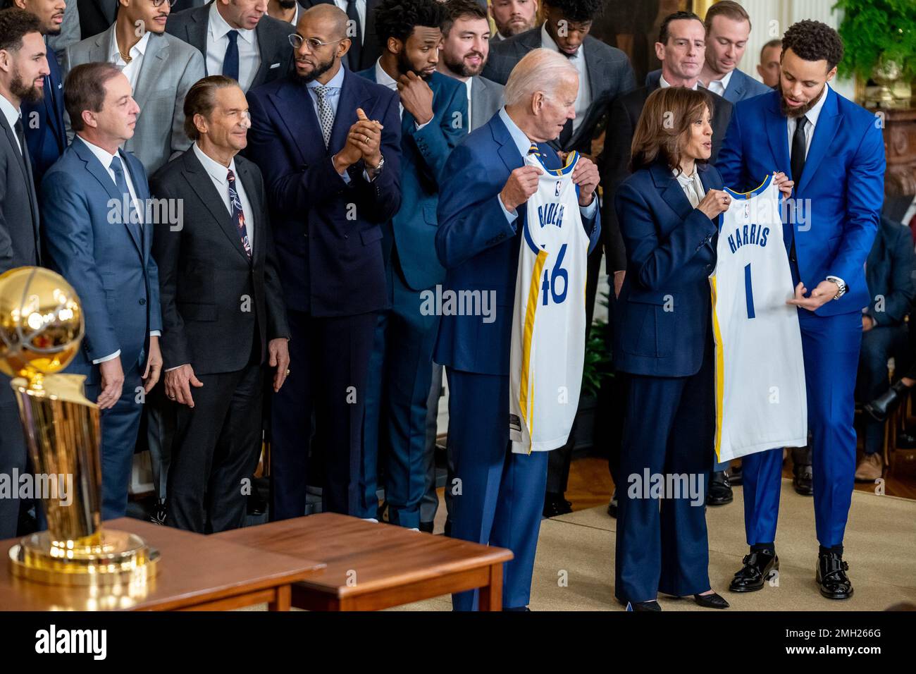 Golden State Warriors Guard Steph Curry präsentiert Präsident Joe Biden und Vizepräsidentin Kamala Harris auf einer Veranstaltung anlässlich der NBA-Meisterschaft der Warriors 2022 am Dienstag, den 17. Januar 2023, im East Room des Weißen Hauses. (Offizielles Foto des Weißen Hauses von Hannah Foslien) Stockfoto