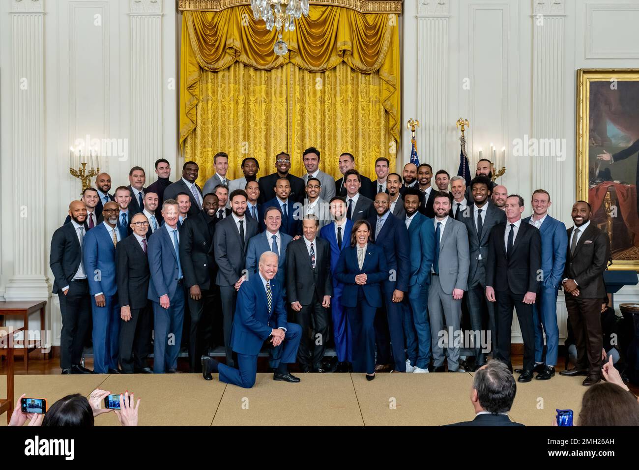 President Joe Biden und Vice President Kamala Harris posieren für ein Gruppenfoto mit dem 2022 NBA Champion Golden State Warriors am Dienstag, den 17. Januar 2023, im East Room des Weißen Hauses. (Offizielles Foto des Weißen Hauses von Cameron Smith) Stockfoto