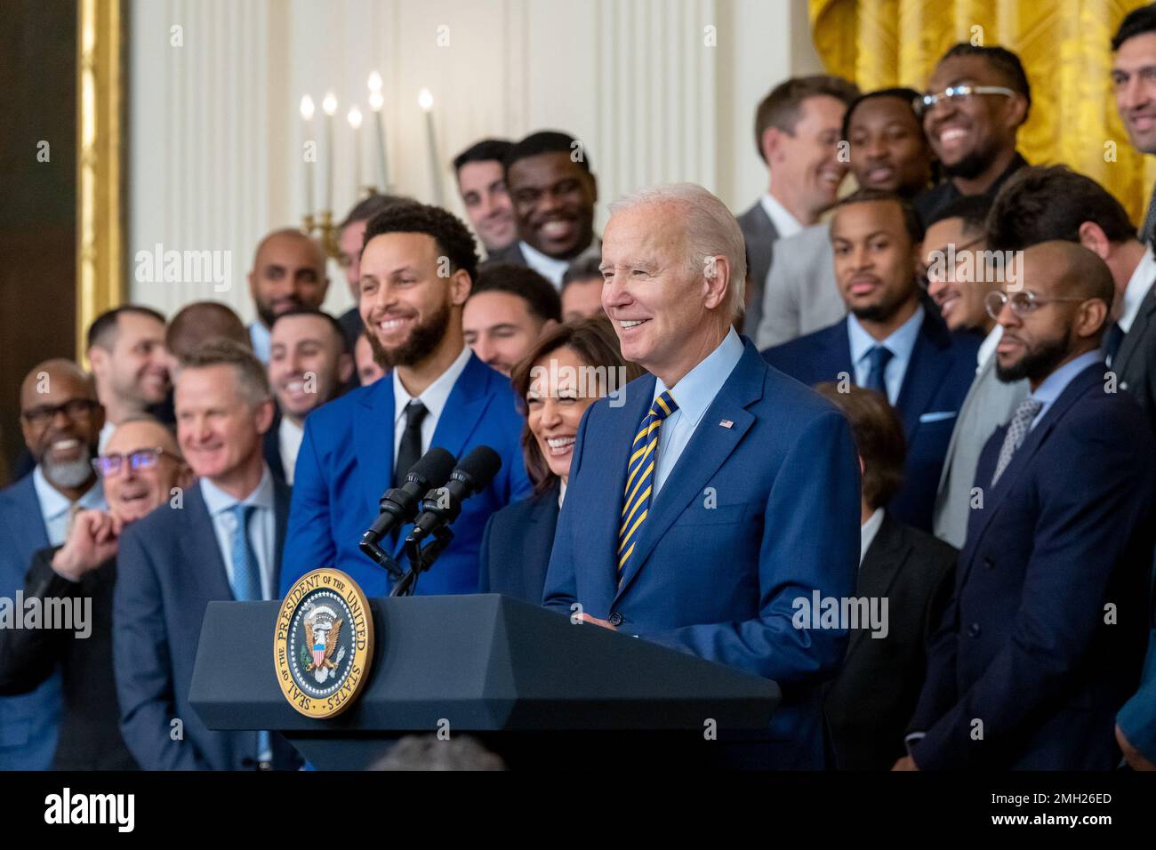 President Joe Biden spricht auf einer Veranstaltung, bei der die Golden State Warriors im Weißen Haus zur Feier ihrer NBA-Meisterschaft 2022 am Dienstag, den 17. Januar 2023, im East Room begrüßt werden. (Offizielles Foto des Weißen Hauses von Erin Scott) Stockfoto