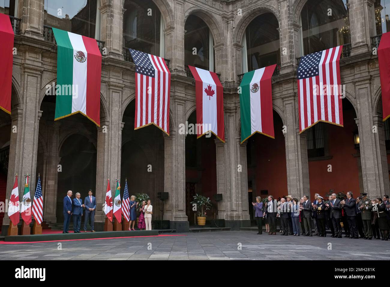 Präsident Joe Biden, First Lady Jill Biden, Mexikos Präsident Andres Manuel Lopez Obrador und First Lady Dr. Beatriz Gutiérrez Müller, Und der kanadische Premierminister Justin Trudeau und First Lady Sophie Trudeau nehmen am Dienstag, den 10. Januar 2023, an einer Ankunftszeremonie für das Gipfeltreffen der nordamerikanischen Staats- und Regierungschefs 10. im Nationalpalast von Mexiko-Stadt Teil. (Offizielles Foto des Weißen Hauses von Erin Scott) Stockfoto