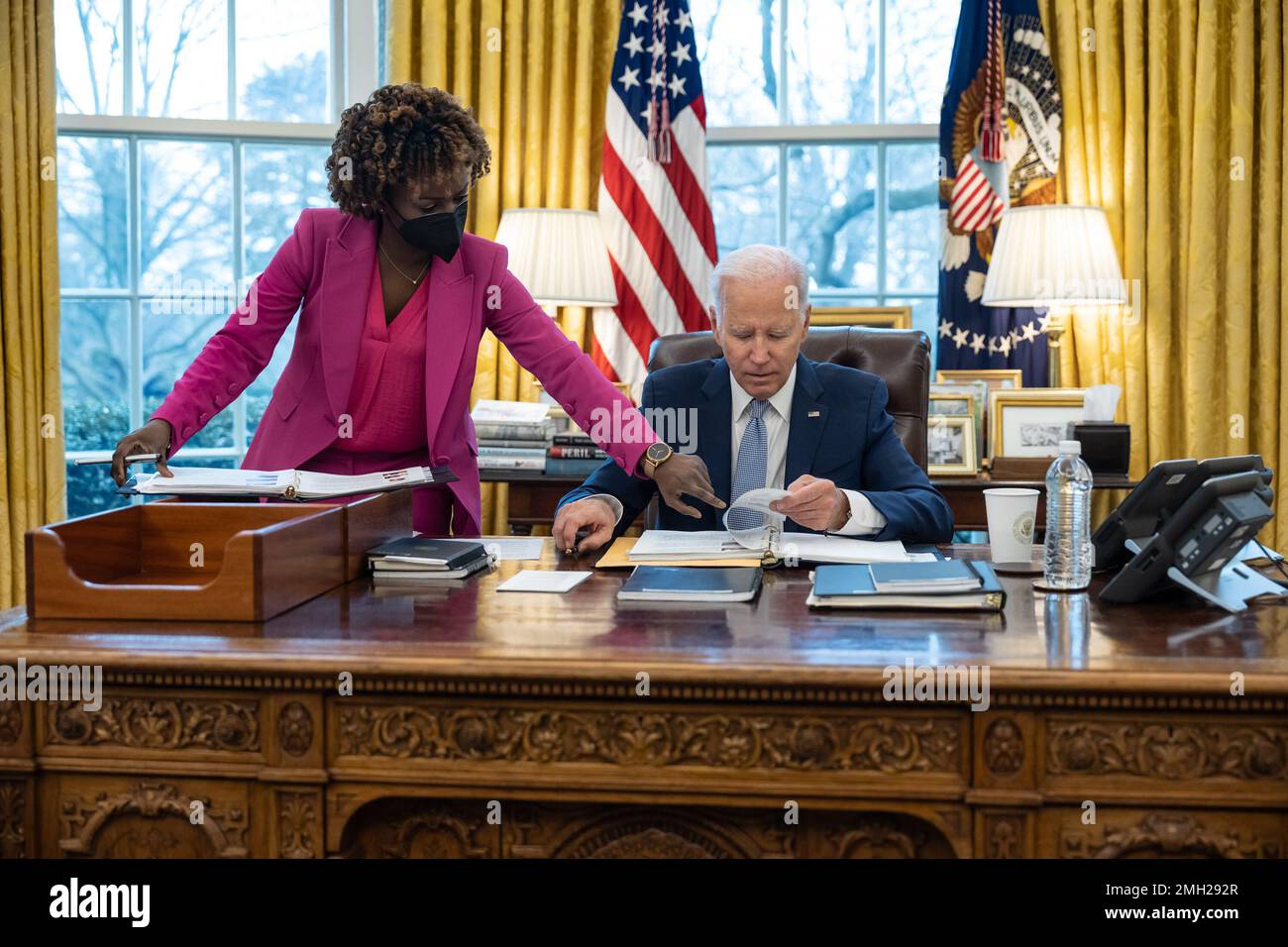 Präsident Joe Biden trifft sich mit Pressesprecherin Karine Jean-Pierre während einer täglichen Pressekonferenz am Freitag, den 6. Januar 2023, im Oval Office. (Offizielles Foto des Weißen Hauses von Adam Schultz) Stockfoto