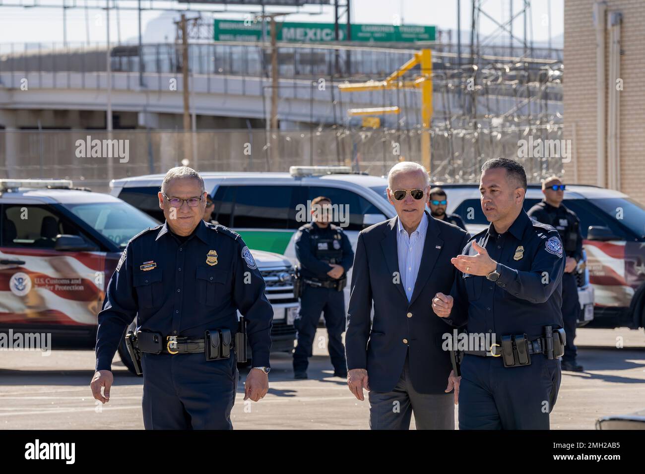 Präsident Joe Biden führt am Sonntag, den 8. Januar 2023, in El Paso mit Zoll- und Grenzschutzbeamten die Brücke Amerikas. (Offizielles Foto des Weißen Hauses von Adam Schultz) Stockfoto