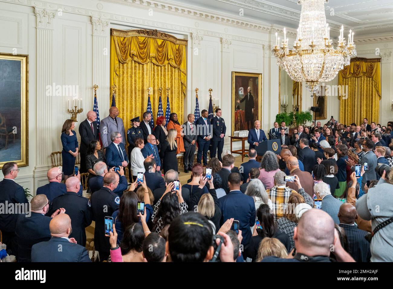 Präsident Joe Biden hält am Freitag, den 6. Januar 2023, eine Rede bei der Verleihung der Präsidentenmedaille im East Room. (Offizielles Foto des Weißen Hauses von Cameron Smith) Stockfoto