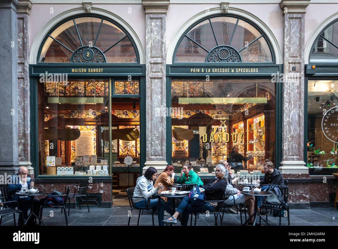 Café-Bar in den Royal Saint Hubert Galleries. Der Platz ist ein Ensemble aus drei Einkaufspassagen im Zentrum von Brüssel. Belgien. Stockfoto