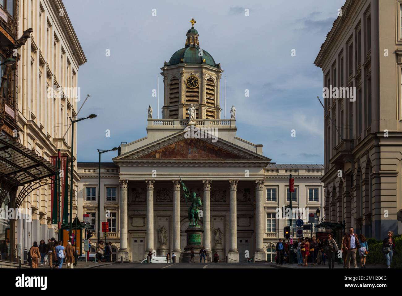 Kirche St. Jaques am Place Royal. Auf der linken Seite befindet sich das Jugendstilgebäude AltenEngland gegenüber dem Magritte-Museum in Brüssel. Belgien. Stockfoto