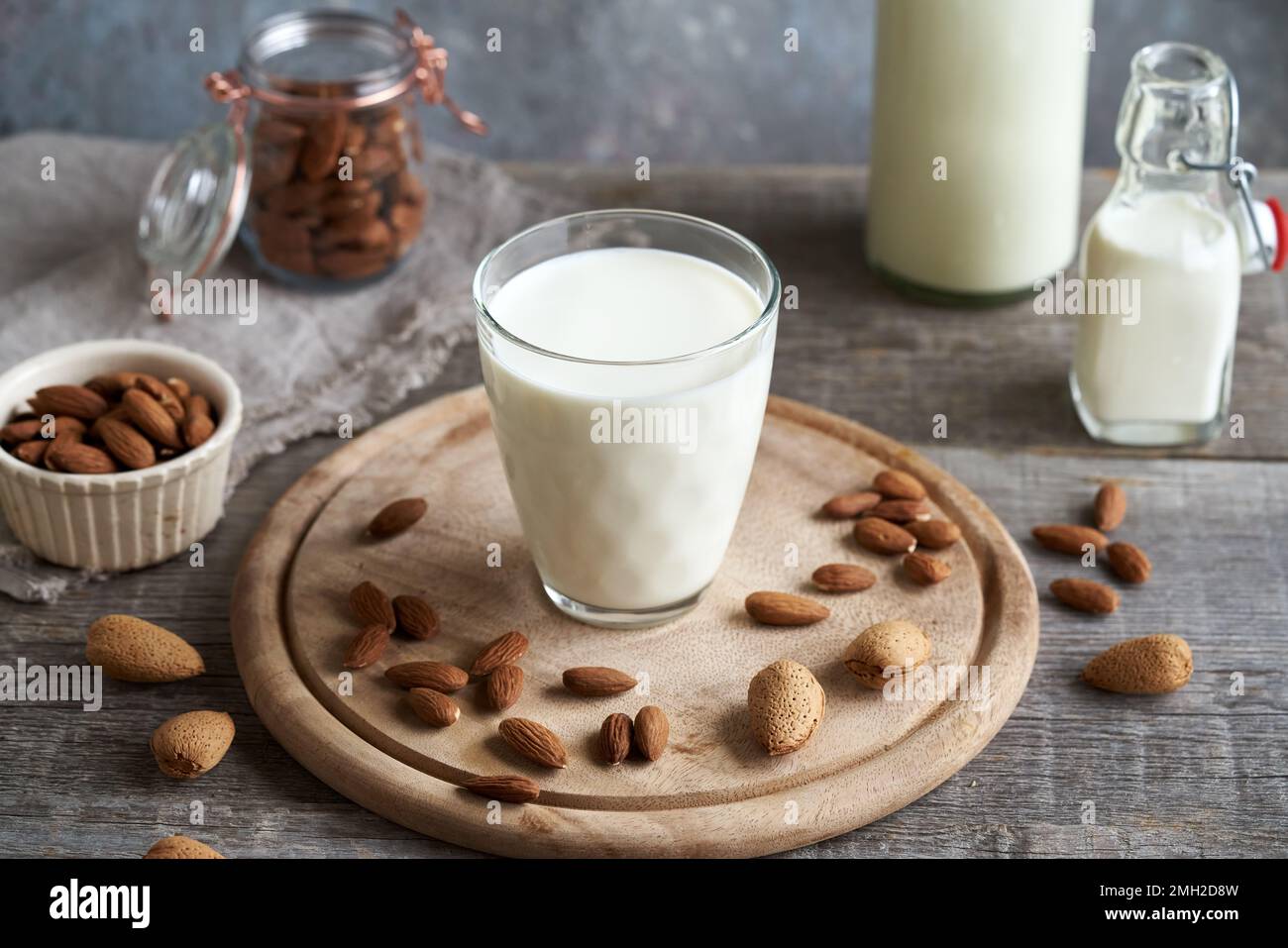 Ein Glas alternative vegane Mandelmilch auf einem Tisch Stockfoto