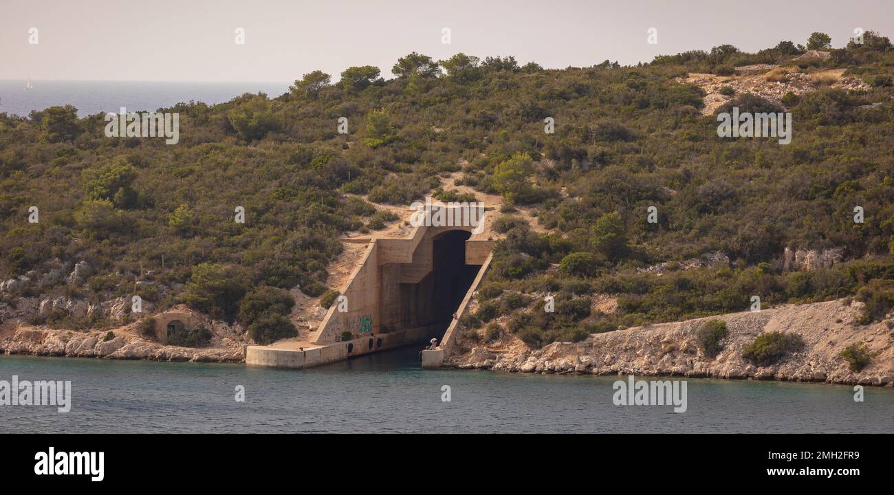 INSEL VIS, KROATIEN, EUROPA - Unterwassertunnel in der Bucht von Parja. Jastog U-Boot-Stützpunkt, ein ehemaliger Marinestützpunkt Jugoslawiens. Stockfoto