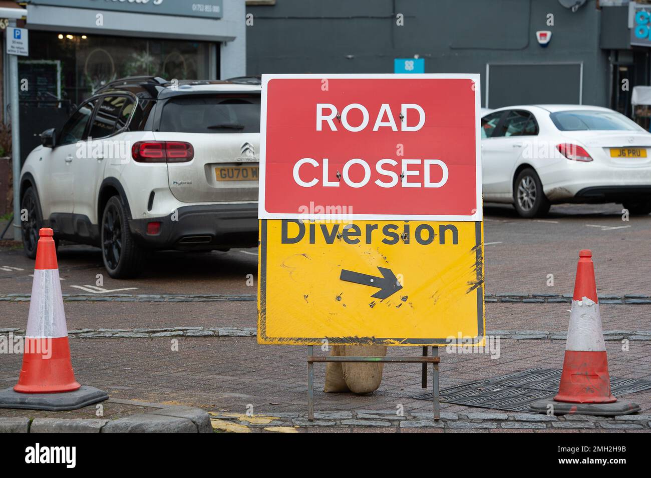 Old Windsor, Berkshire, Großbritannien. 26. Januar 2023. Die St Luke's Road in Old Windsor, Berkshire, ist für den Verkehr gesperrt, während Versorgungsarbeiten durchgeführt werden. Dies wirkt sich nachteilig auf Unternehmen aus, die unterwegs sind, da Menschen wegfahren und sich anderswo aufhalten. Kredit: Maureen McLean/Alamy Live News Stockfoto