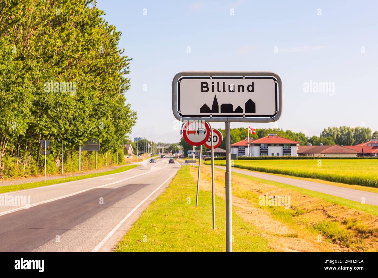 Eingangsschild für Billund, eine Stadt in Jütland, Dänemark. Es ist die Heimat der Lego Group Zentrale und des Legoland Freizeitparks. Stockfoto