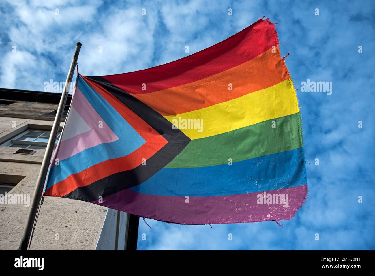 Aktualisierte LGBTQ+ 6 Farbe Rainbow Pride Flagge für Edinburgh, Schottland, Großbritannien. Stockfoto
