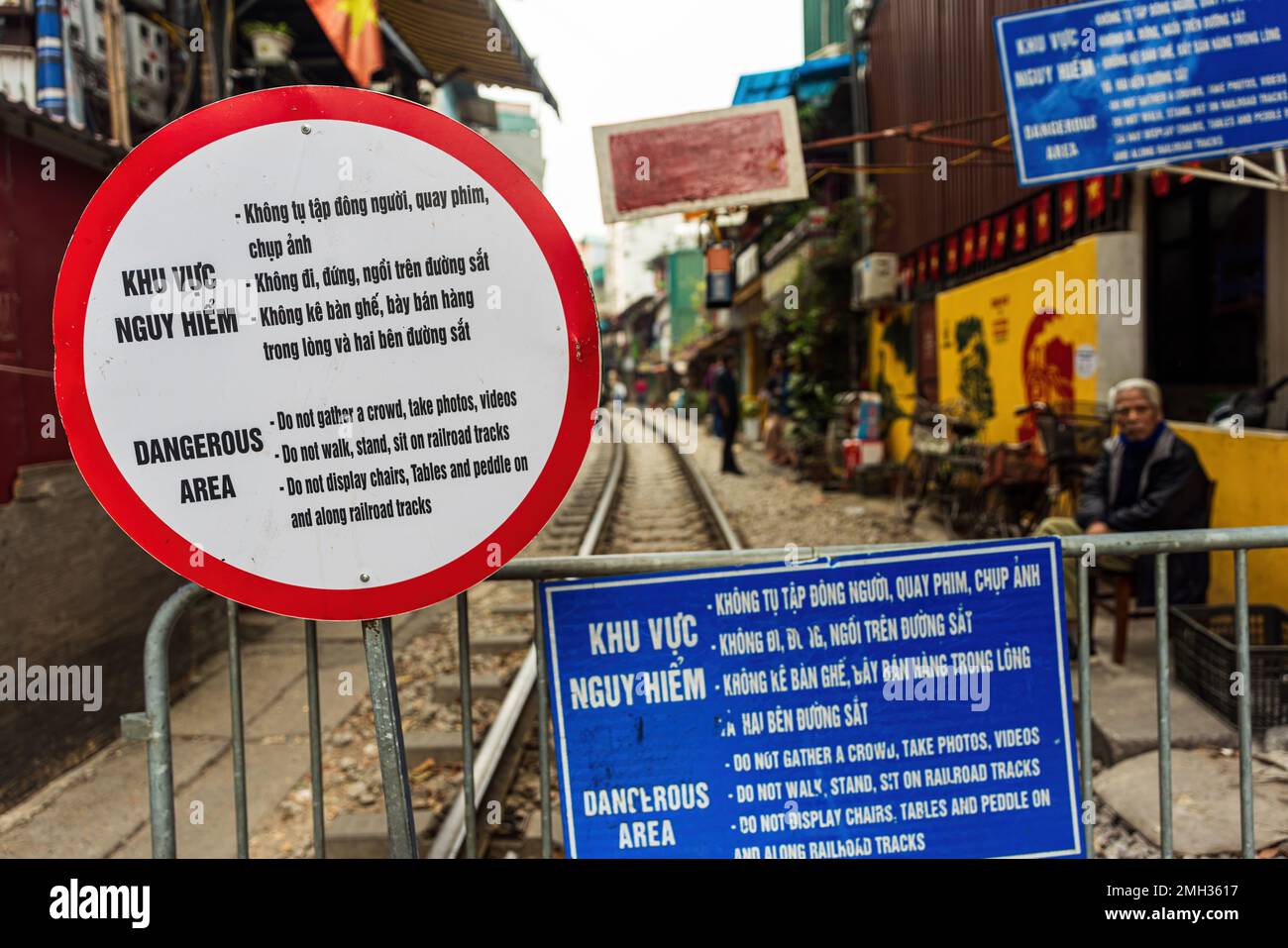 HANOI, VIETNAM, - DEZEMBER 26 2022, Schilder weisen darauf hin, dass die berühmte Touristenattraktion Train Street für Fotos und Filme geschlossen ist. Stockfoto