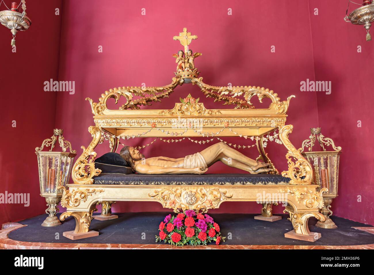 Bild unseres Herrn Jesus Christus, tot im Thron oder Plattform des paso des Heiligen Grabes (Santo Entierro), enthüllt im Inneren der Eremitage La Soledad Stockfoto