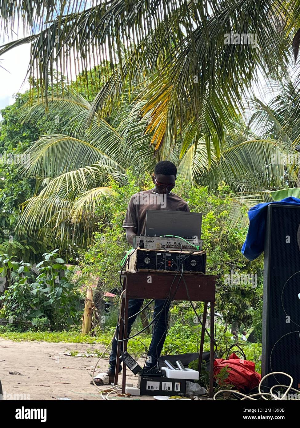 DJ-Spieler im Wald. Sansibar, Tansania. Stockfoto