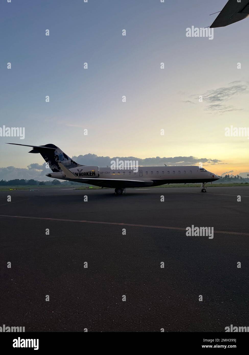 Newyorker-Handwerk, ein Flugzeug aus Tansania, das morgens mit einem schönen Sonnenuntergangshimmel landet. Sansibar, Tansania. Stockfoto