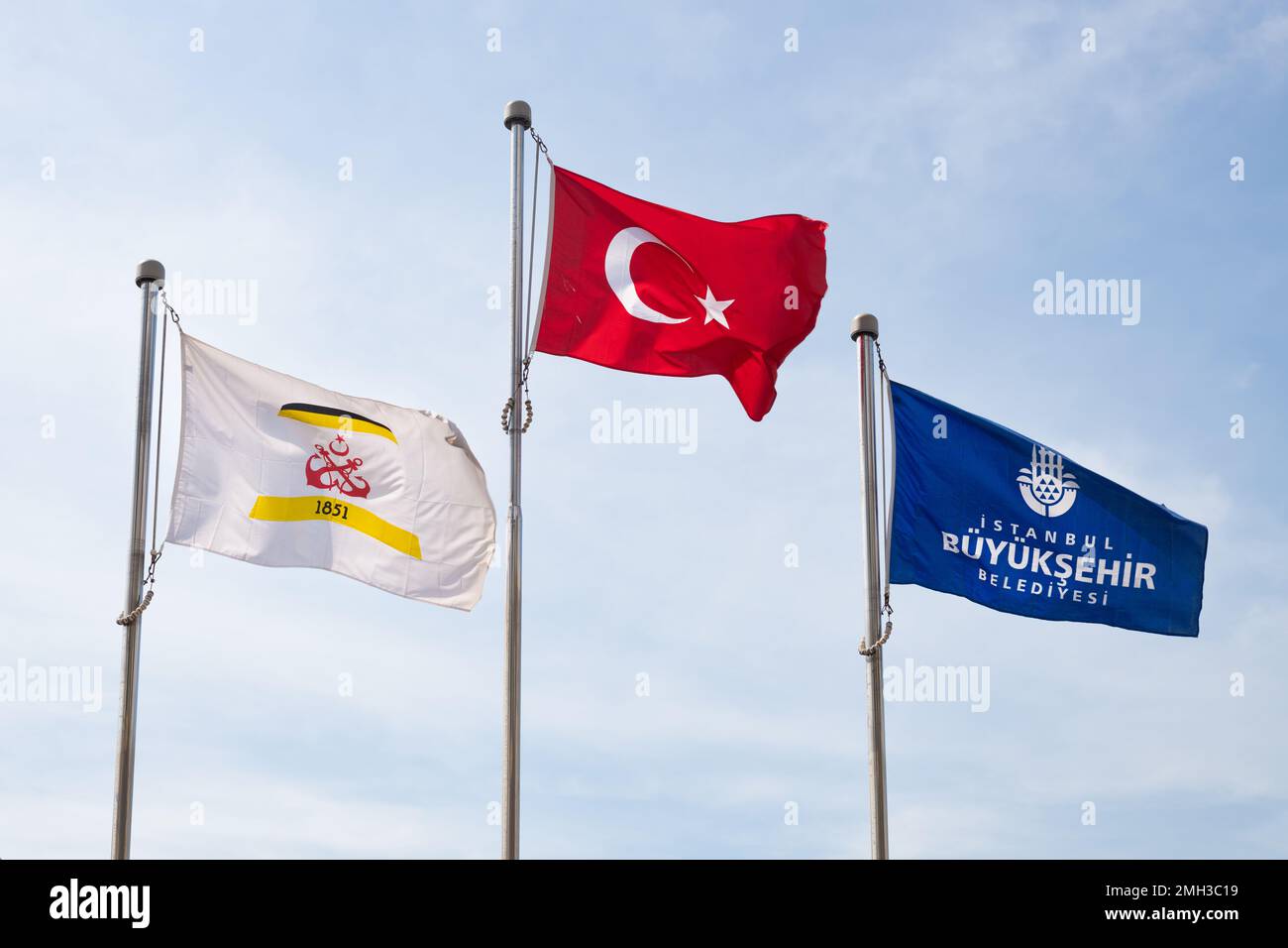 Flaggen am Ufer von Istanbul - Istanbul City Lines, Türkische Flagge, Istanbul Metropolitan Municipality, Istanbul, Türkei Stockfoto