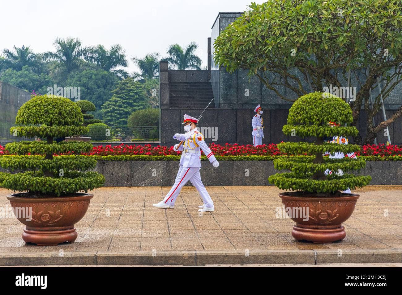HANOI, VIETNAM - 26. DEZEMBER 2022: Wachablösung vor dem Ho-Chi-Minh-Mausoleum Stockfoto