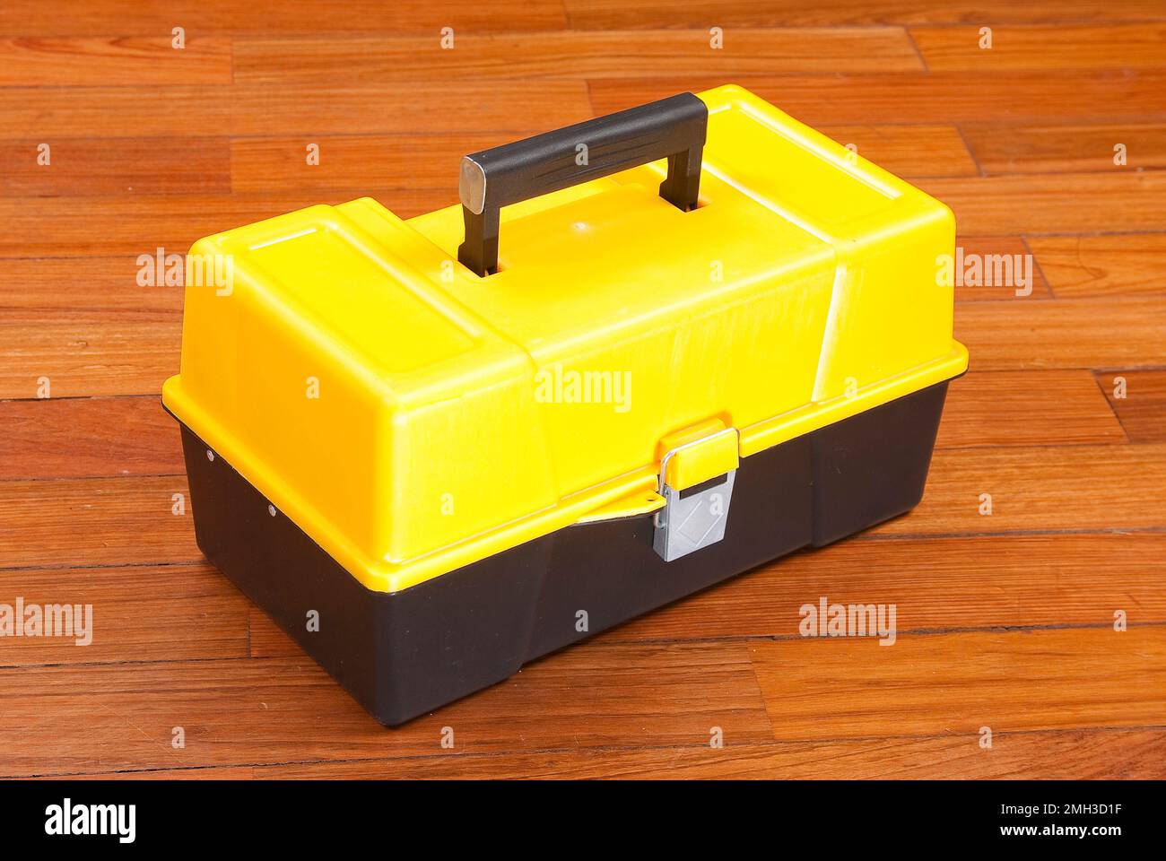 Kunststoffbox zum Organisieren von Werkzeugen; Foto auf Holzhintergrund. Stockfoto