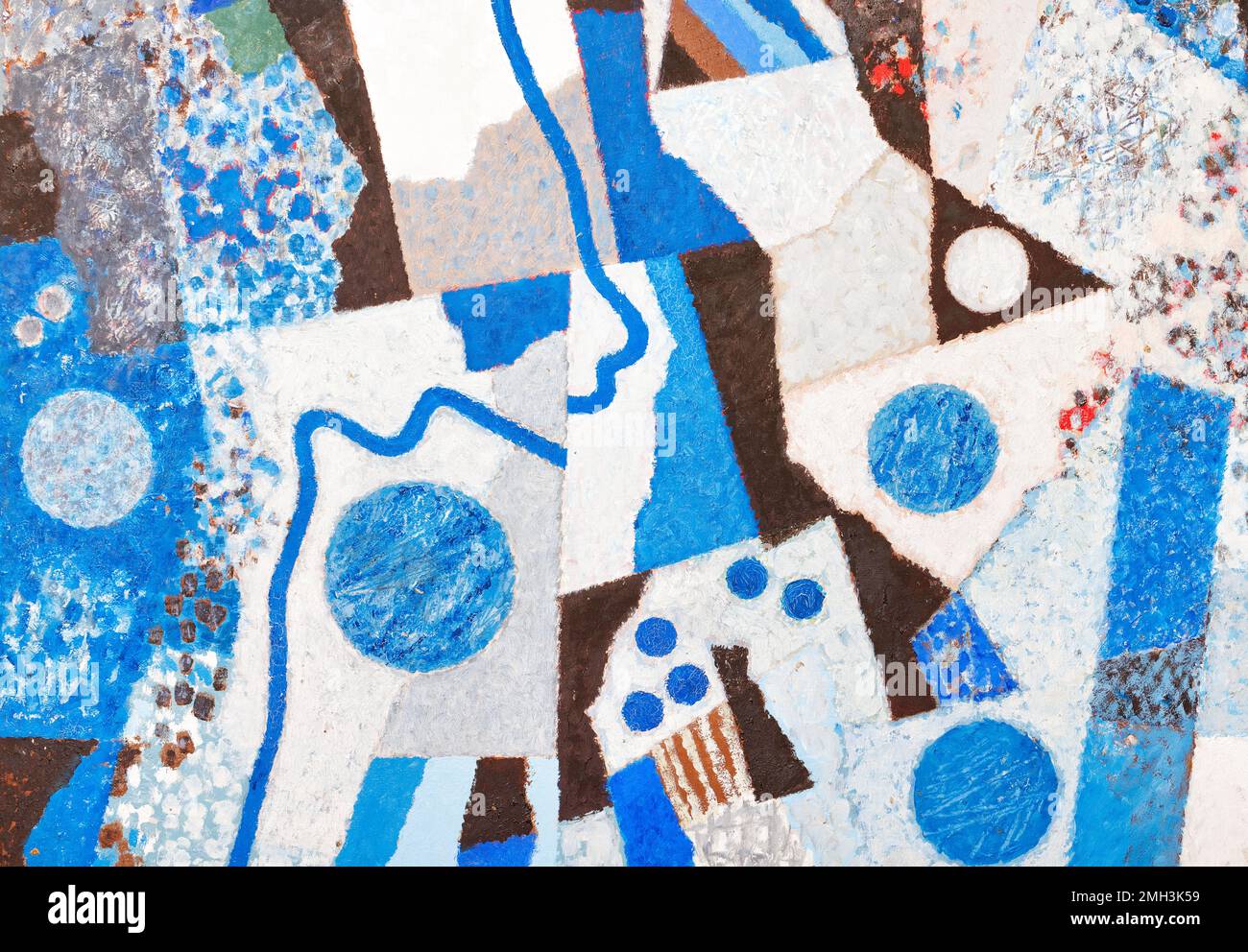 Abstrakte Textur im afrikanischen Stil aus geometrischen Formen von Linien, Dreiecken und Kreisen in Blau, Braun und Weiß. Stockfoto
