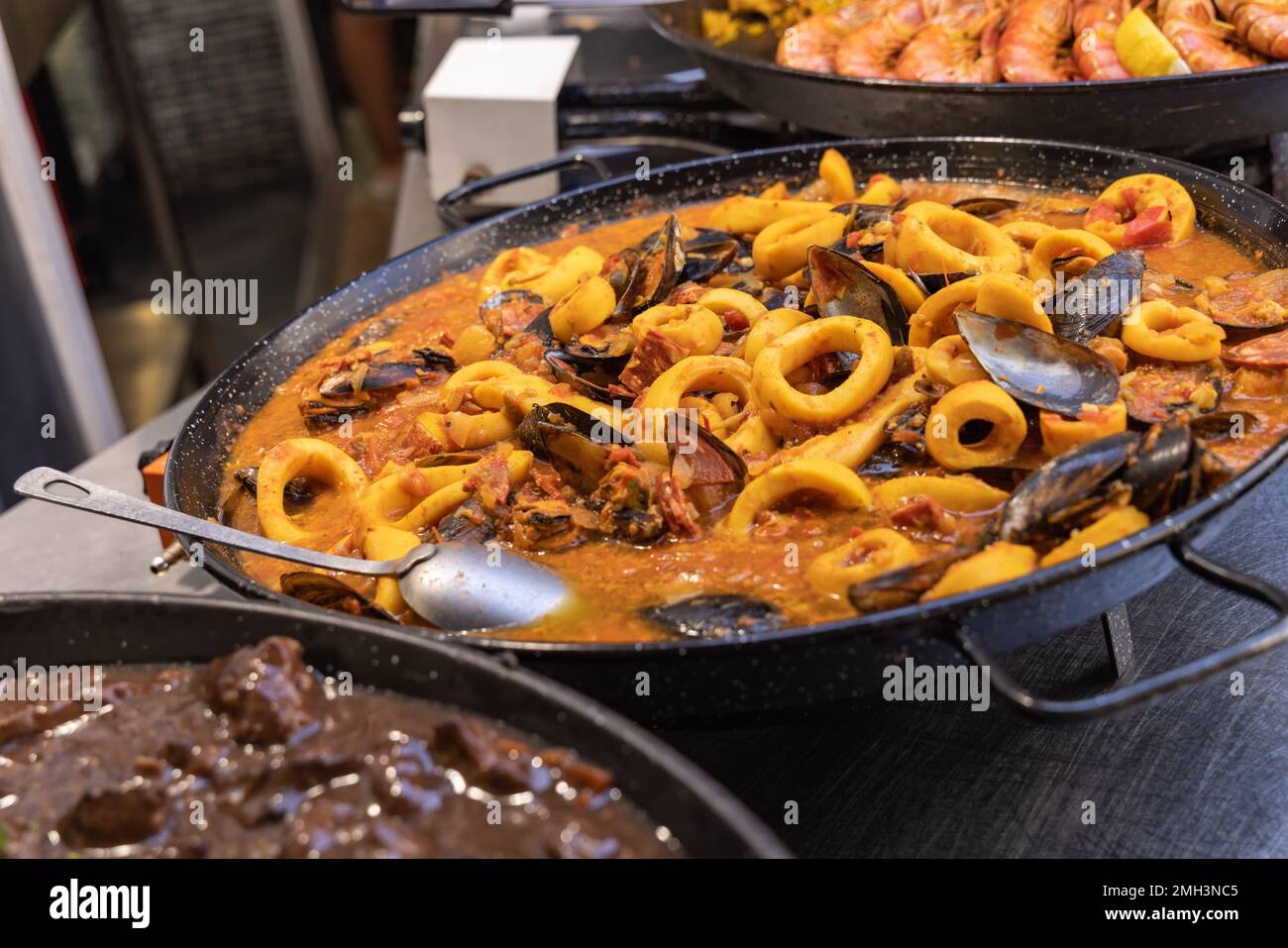 Saintes-Maries-de-la-Mer, Bouches-du-Rhône, Provence-Alpes-Cote d'Azur, Frankreich. Ein Topf Bouillabaisse auf einem Markt in der Provence. Stockfoto