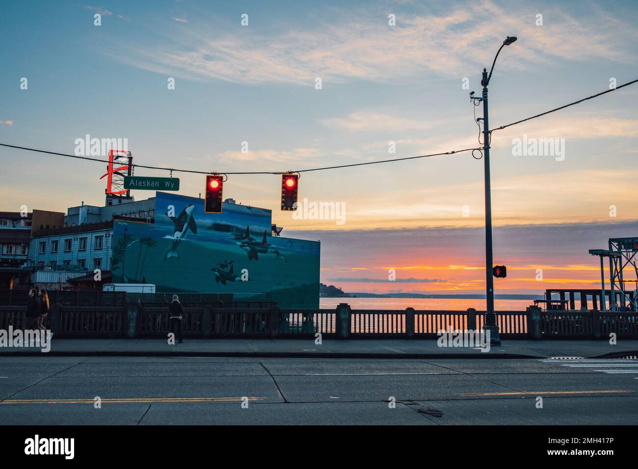 Wandgemälde des Edgewater Hotels auf der Alaska Way bei Sonnenuntergang und Abenddämmerung Stockfoto