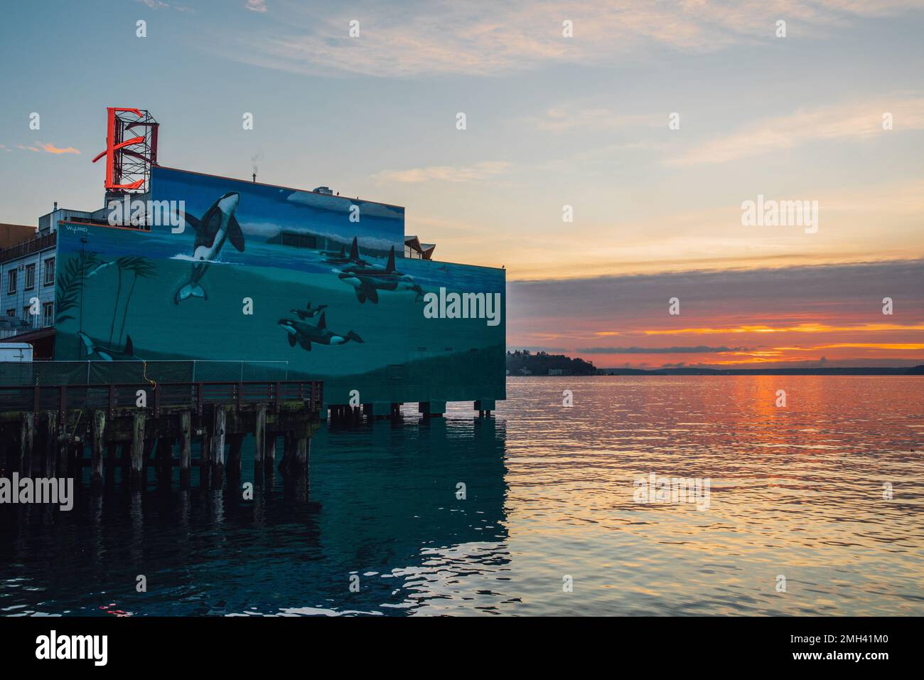 Wandgemälde des Edgewater Hotels auf der Alaska Way bei Sonnenuntergang und Abenddämmerung Stockfoto