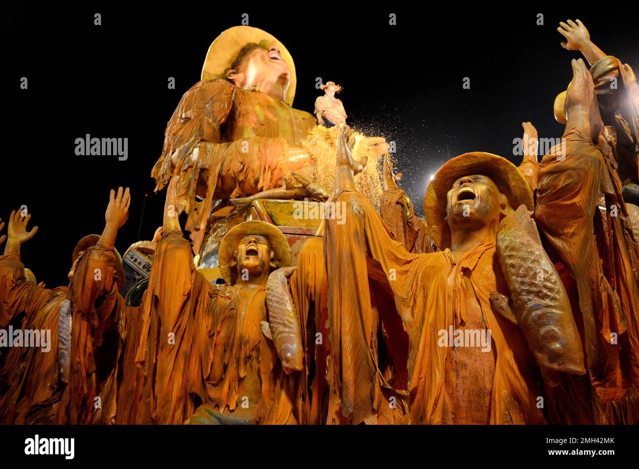 Rio de Janeiro Karneval Portela Samba Schulparade. Reveller treten in Sambadrome Marques de Sapucai in bunten Kostümen für den Karnevalsurlaub auf Stockfoto