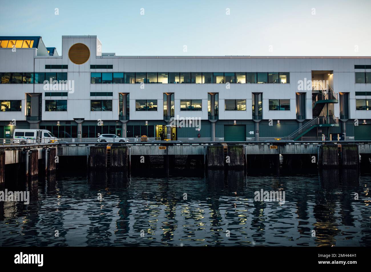 Gebäude an Seattles Uferpromenade, Pier 69 Stockfoto