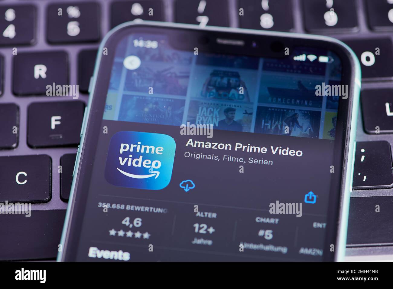 Mainz, Deutschland - 25. September 2022: Symbol der amazon Prime Video-App auf einem deutschen Smartphone im App Store Stockfoto
