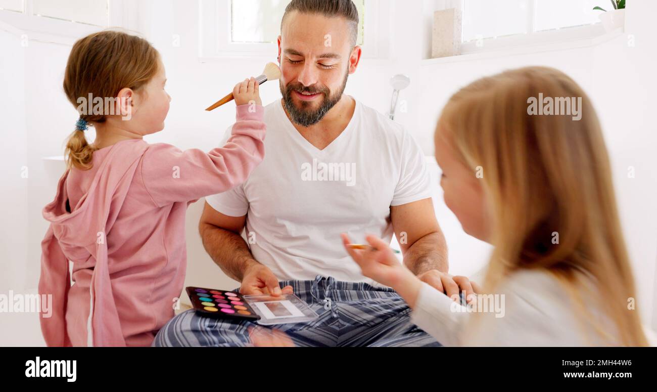 Vater Make-up-Gesicht, spielte Kinder, um sich glücklich zu fühlen und morgens im Badezimmer zu sitzen. Dad-Mädchen-Kinder, Comic-Kosmetik-Spiel mit Kindern Stockfoto