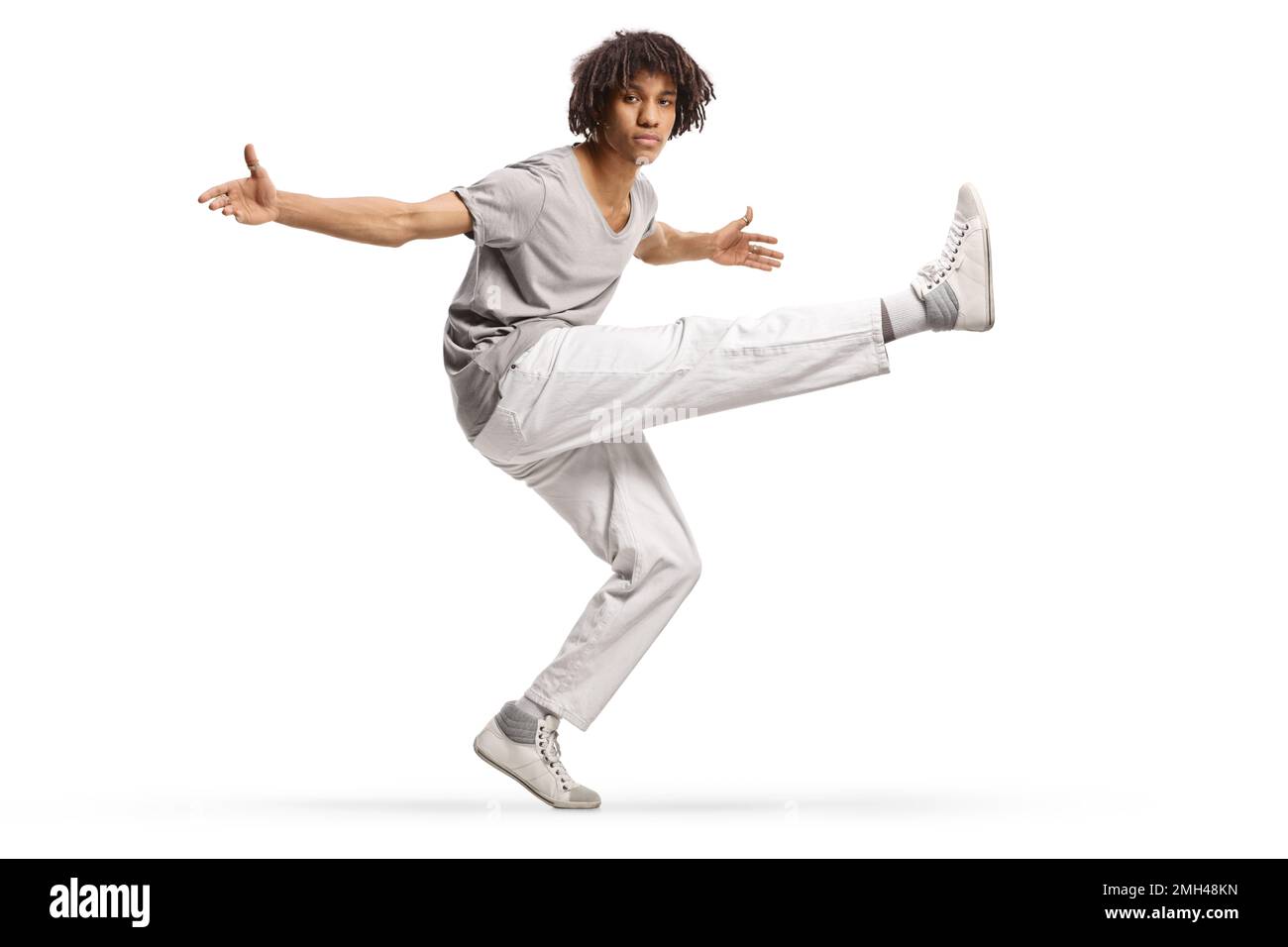 afroamerikanische männliche Tänzerin mit Dreadlocks isoliert auf weißem Hintergrund Stockfoto