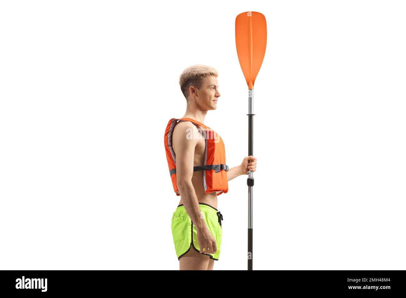 Profilaufnahme eines jungen Mannes mit Schwimmweste und Paddel isoliert auf weißem Hintergrund Stockfoto