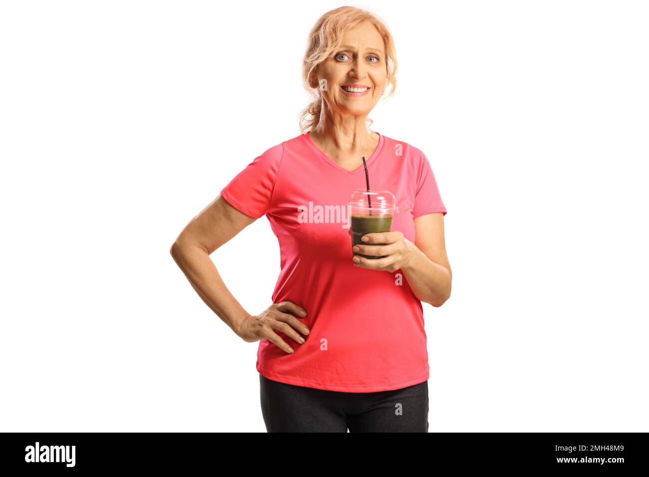 Reife Frau hält einen gesunden grünen Smoothie in einem Plastikbecher isoliert auf weißem Hintergrund Stockfoto