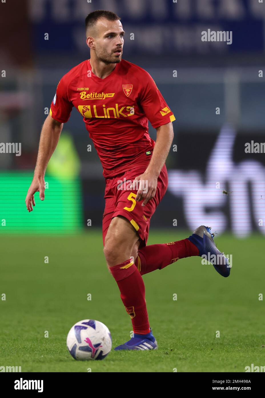 Genua, Italien, 12. November 2022. Marin Pongracic von US Lecce während des Spiels der Serie A in Luigi Ferraris, Genua. Der Bildausdruck sollte lauten: Jonathan Moscrop/Sportimage Stockfoto