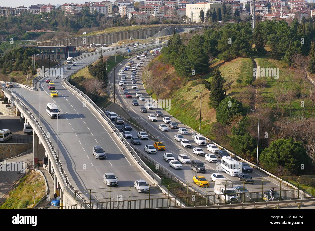 Türkei istanbul 12. januar 2023, viele Autos in einem hohen Bereich am Morgen von oben Stockfoto