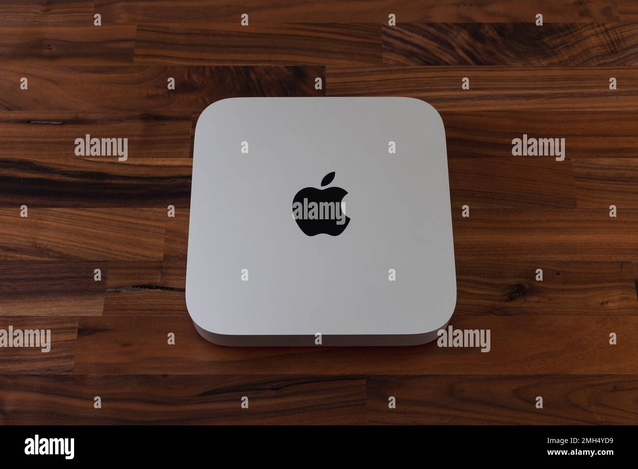 LONDON - 24. JANUAR 2023: Apple Mac Mini Computer mit Logo Draufsicht auf Holz Büroschreibtisch Hintergrund Stockfoto