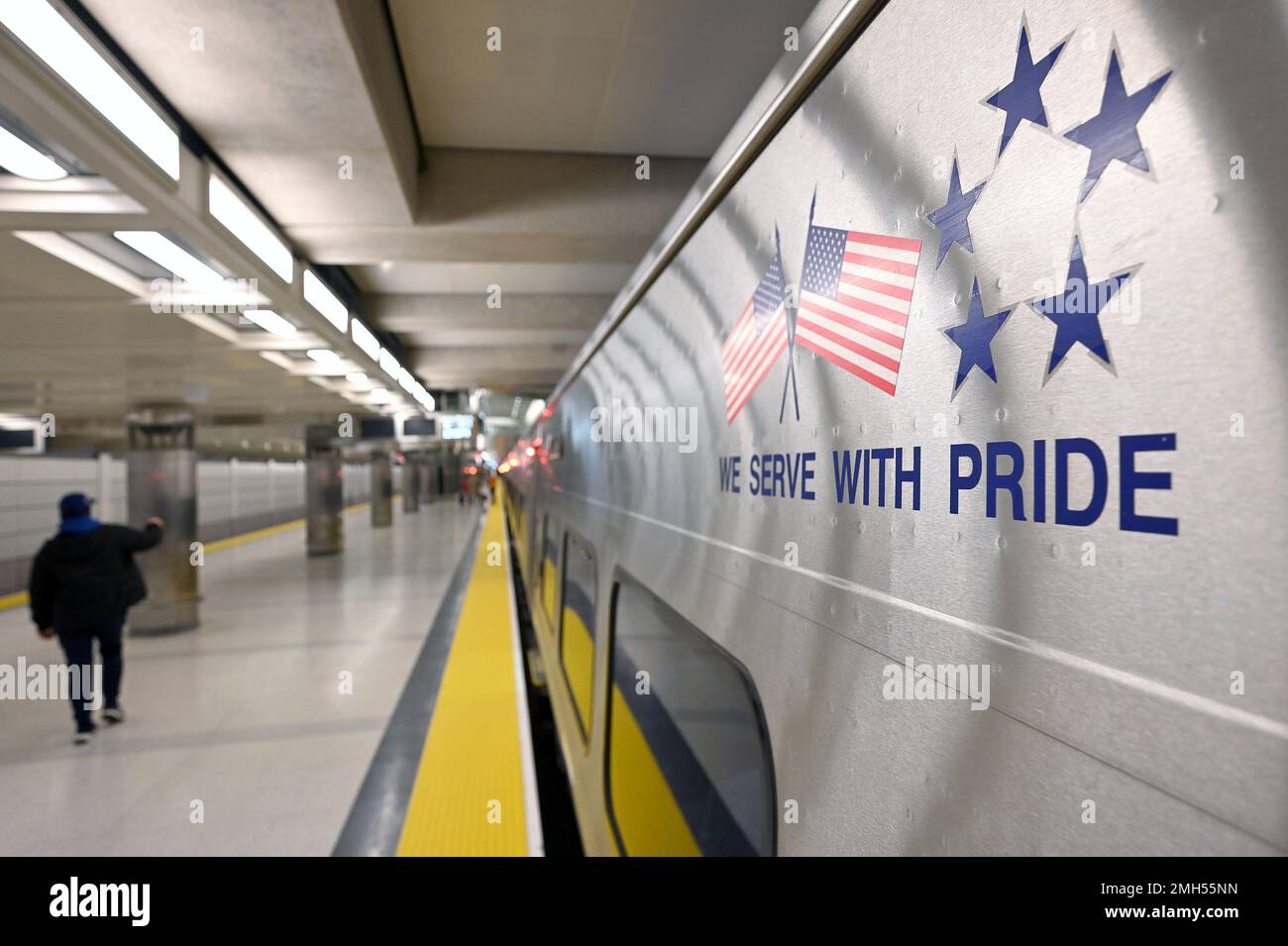 New York, USA. 26. Januar 2023. Eine Person geht am Bahnsteig am neu eröffneten Long Island Railroad Annex im Grand Center Madison, New York, NY, 26. Januar 2023. Nach zwei Jahrzehnten Bauarbeiten bringt das $11,6 Milliarden Dollar schwere Projekt die Pendler der Long Island Rail Road direkt in das Grand Central Terminal auf der East Side von Manhattan. (Foto: Anthony Behar/Sipa USA) Guthaben: SIPA USA/Alamy Live News Stockfoto