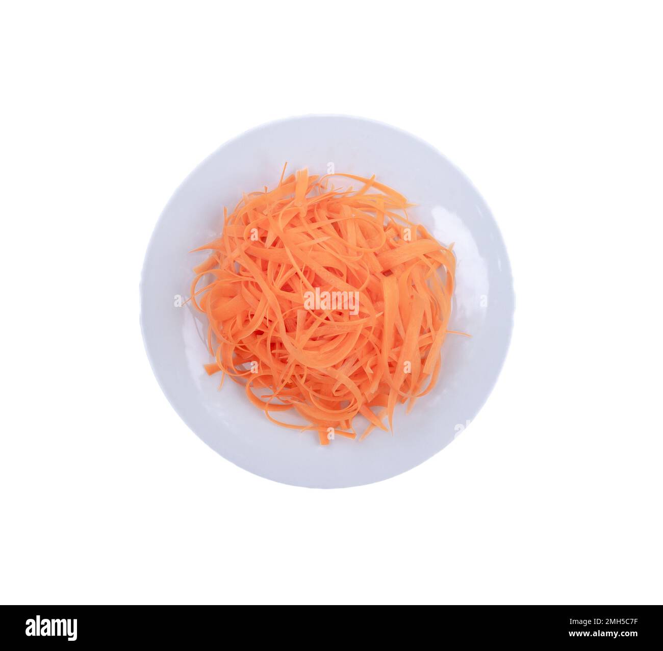 Karottenscheiben auf weißer Platte mit Foto- und Vektorversion für Ideendesign. Frische Karotten werden in Scheiben geschnitten, um einige Mahlzeiten wie Salat oder Reis zuzubereiten Stockfoto