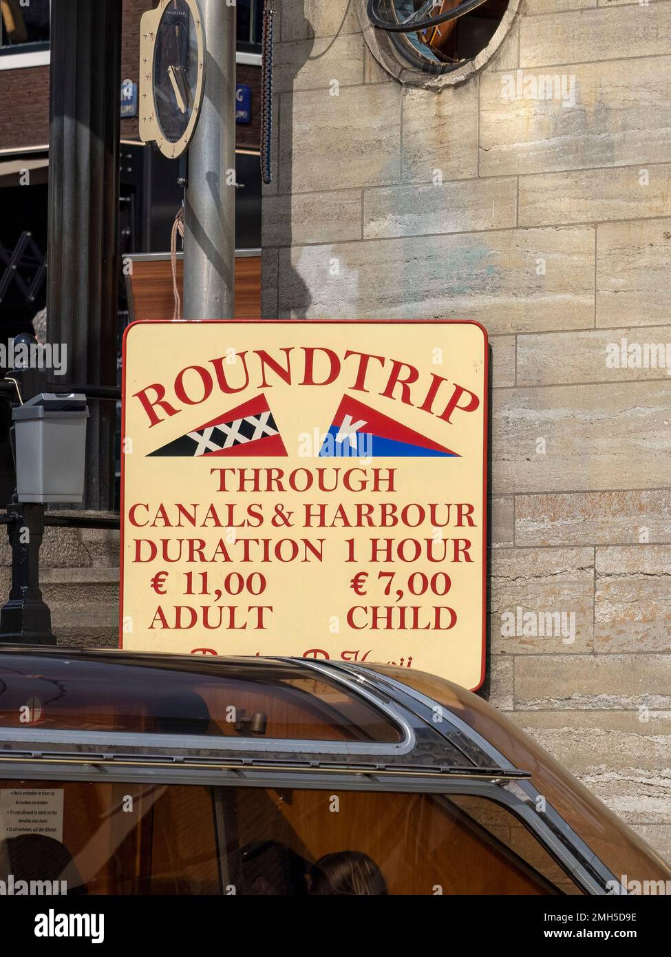 AMSTERDAM, NIEDERLANDE - 01. MAI 2018: Schild für Kanalrundfahrt mit dem Boot Stockfoto