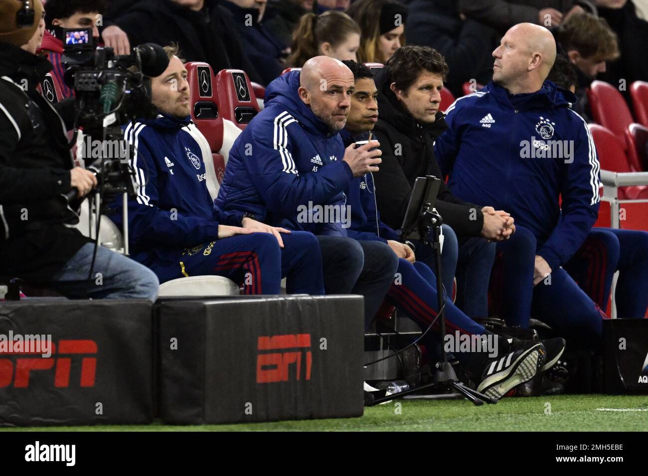 AMSTERDAM - (lr) Ajax Assistant Coach Matthias Kaltenbach, Ajax Coach Alfred Schreuder, Ajax Assistant Coach Matthias Kaltenbach während des niederländischen Premier League-Spiels zwischen Ajax Amsterdam und FC Volendam in der Johan Cruijff Arena am 26. Januar 2023 in Amsterdam, Niederlande. ANP OLAF KRAAK Credit: ANP/Alamy Live News Stockfoto