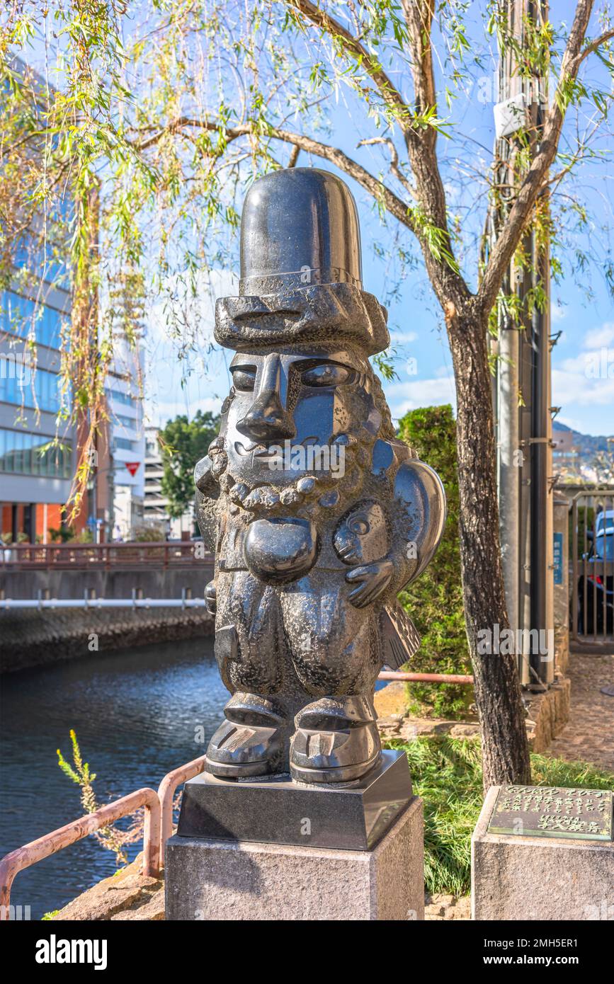 nagasaki, kyushu - dezember 12 2022: Granitskulptur, die die Göttlichkeit Nanban Ebisu darstellt, was das portugiesische ebisu bedeutet, das von Masayuki Nagare geschaffen wurde Stockfoto