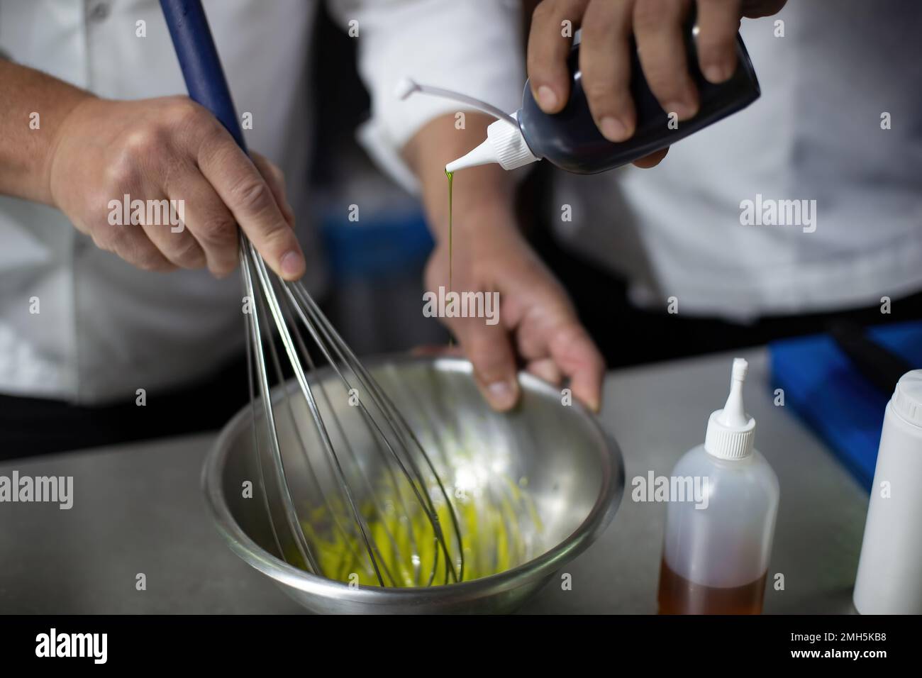 Kochen Sie Eier und Agar-Agar. Schlagen Sie Eier Stockfoto