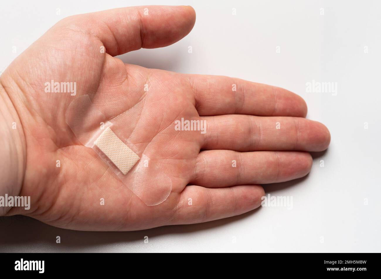 Medizinische Auflage auf der menschlichen Handfläche isolierte Nahaufnahme Stockfoto