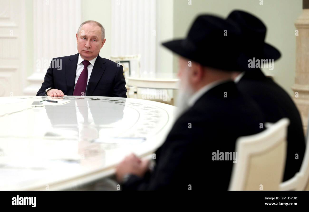 Moskau, Russland. 26. Januar 2023. Der russische Präsident Wladimir Putin hält ein persönliches Treffen mit dem Oberrabbi Russlands, Berl Lazar, Zentrum, und dem Präsidenten der Föderation der Juden, Alexander Boroda, rechts, ab, um den bevorstehenden Internationalen Tag der Holocaust-Erinnerung im Kreml, den 26. Januar 2023 in Moskau, Russland, zu diskutieren. Kredit: Mikhail Metzel/Kreml Pool/Alamy Live News Stockfoto