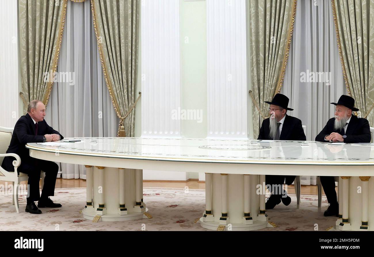Moskau, Russland. 26. Januar 2023. Der russische Präsident Wladimir Putin hält ein persönliches Treffen mit dem Oberrabbi Russlands, Berl Lazar, Zentrum, und dem Präsidenten der Föderation der Juden, Alexander Boroda, rechts, ab, um den bevorstehenden Internationalen Tag der Holocaust-Erinnerung im Kreml, den 26. Januar 2023 in Moskau, Russland, zu diskutieren. Kredit: Mikhail Metzel/Kreml Pool/Alamy Live News Stockfoto